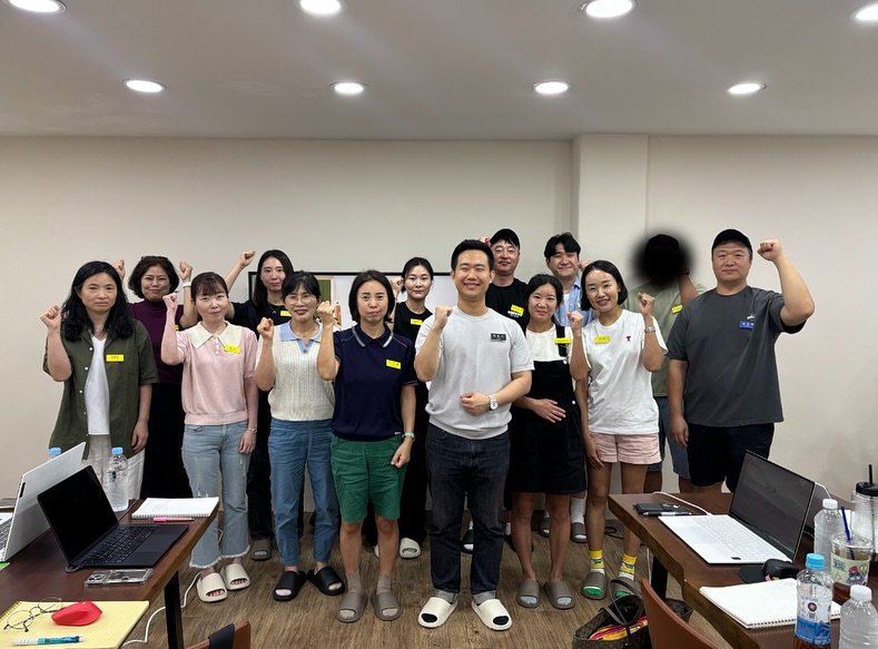 Photo by 아로스 | 부업 • 구글 블로그 • 16만유튜버 on November 04, 2025. May be an image of one or more people, people studying, office and text.