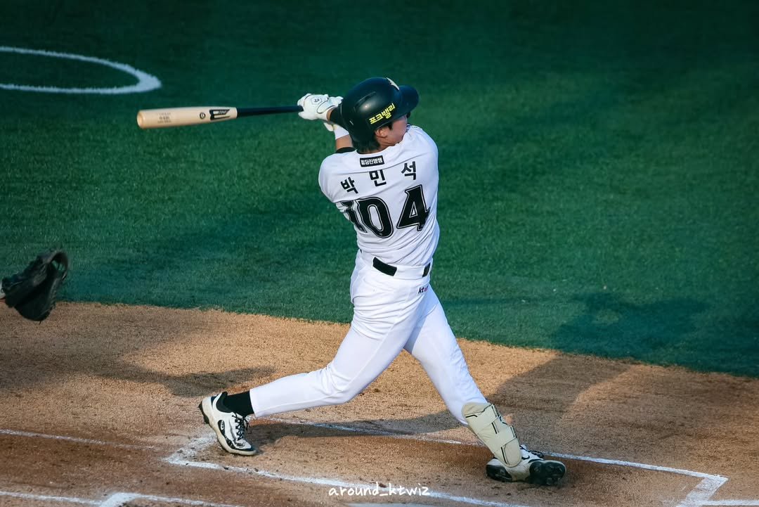 Photo by 어라운드 on August 06, 2025. May be an image of 1 person, batting, pitcher and text that says '포고배리 박민석 월남감냉동 박 04 민 석 around_ktwia'.