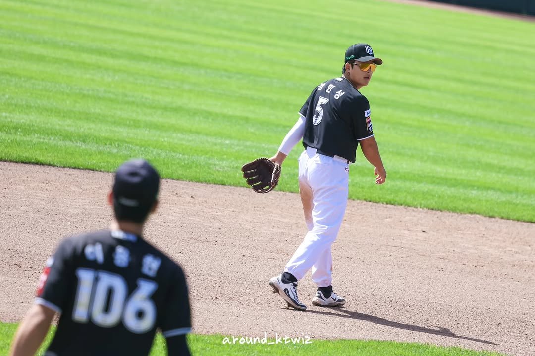 Photo by 어라운드 on September 29, 2025. May be an image of ‎2 people, people batting, pitcher, stadium and ‎text that says '‎فر 二 106 around around_ktwi ktwi2‎'‎‎.