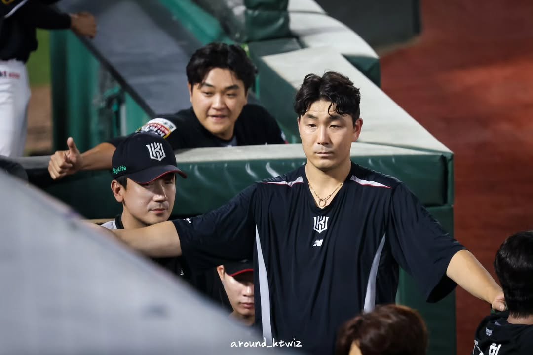 Photo by 어라운드 on August 04, 2025. May be an image of 4 people, people playing baseball, stadium and text that says '2 SyLife ក around_ktwiz'.