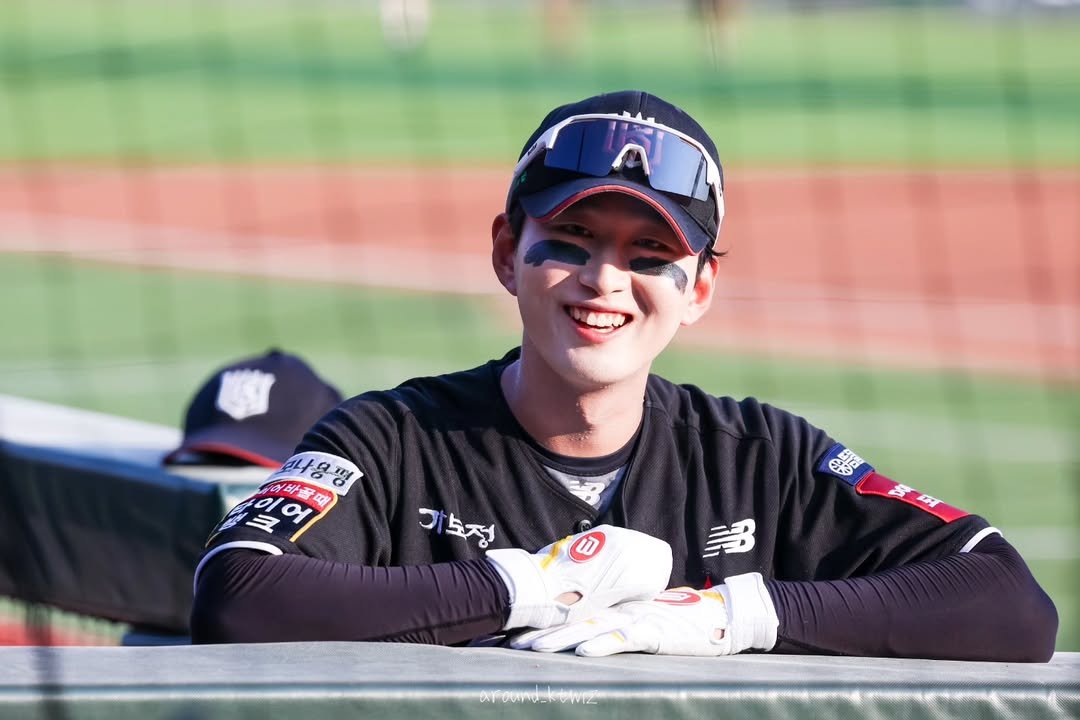 Photo by 어라운드 on August 01, 2025. May be an image of 1 person, batting, pitcher, stadium and text.