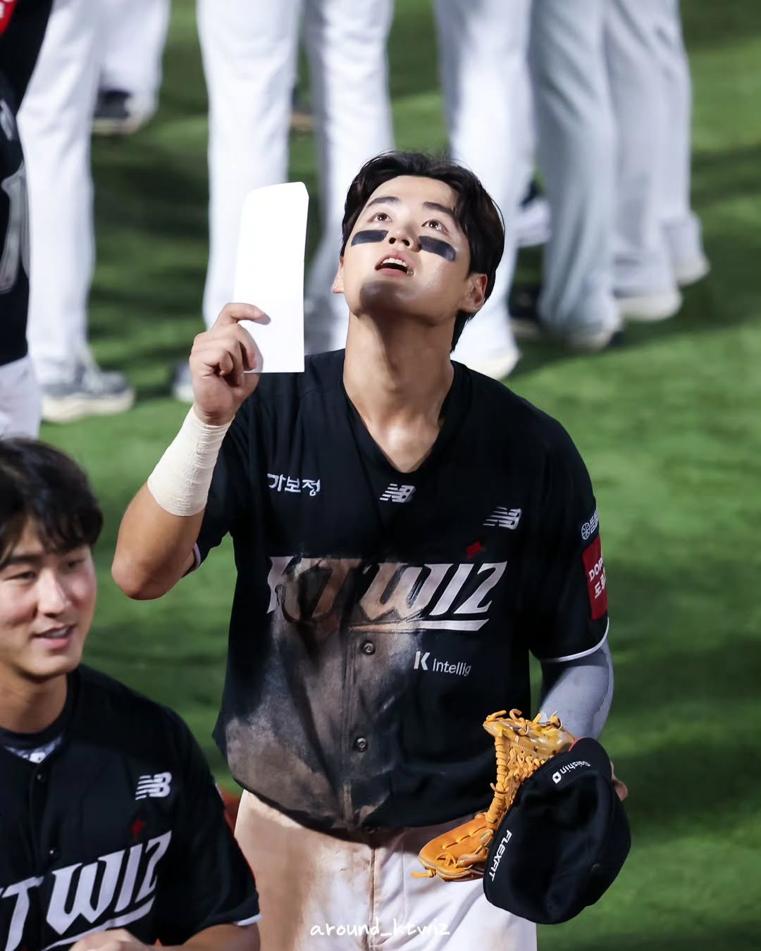 Photo by 어라운드 on August 05, 2025. May be an image of 3 people, people playing baseball, stadium and text that says '가보정 Y WIZ K <Intel!l Intelli 0 + ปรุมธ AB T WIZ around'.