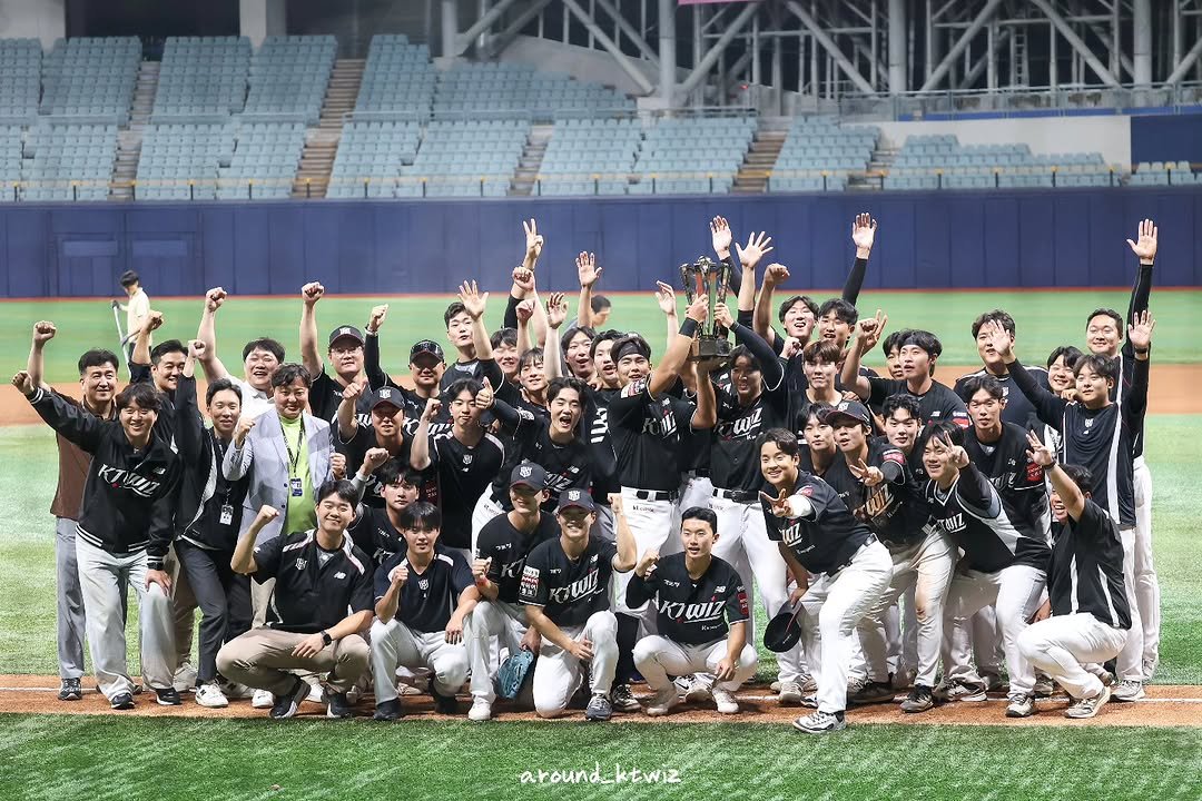 Photo by 어라운드 on October 01, 2025. May be an image of 2 people, people playing baseball, stadium and text.