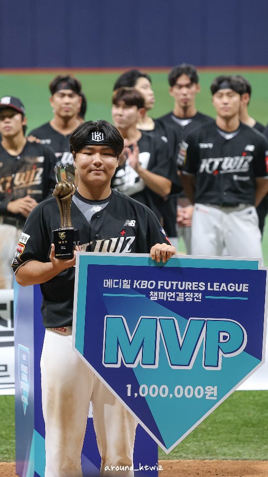 around_ktwiz 게시물 이미지: MVP 김민석!
우수타자 시상 때부터 어깨에 힘들어가있었대요🤣
다음엔 더 좋은 모습...