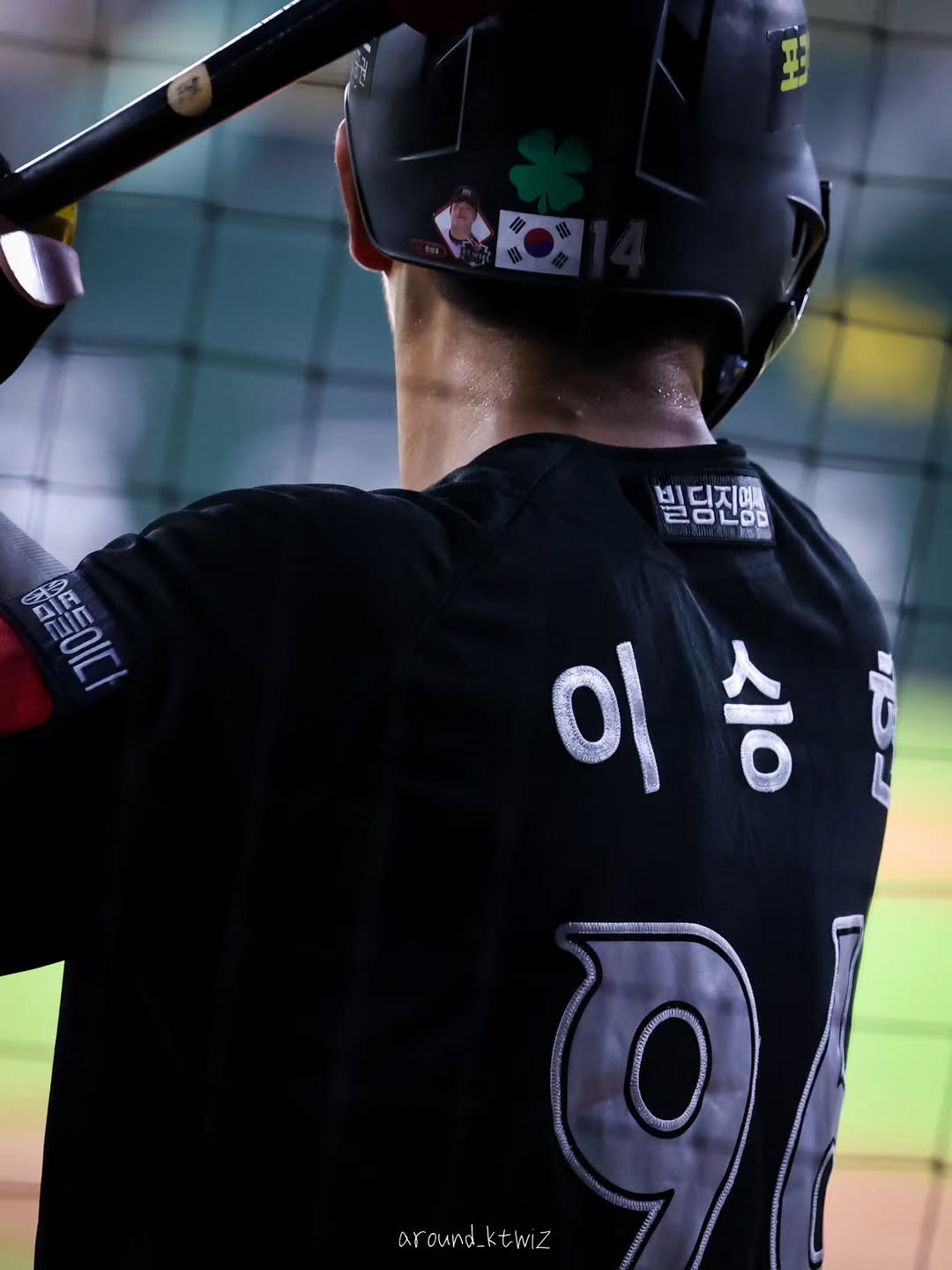 Photo by 어라운드 on August 01, 2025. May be an image of 1 person, batting, stadium and text that says '빌딩진엠 ビ 디지여교 - R0 0 安 이 이승 승 aroundktwz ar aund ktWiZ'.