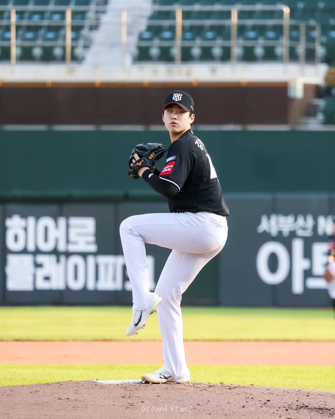 Photo by 어라운드 on August 01, 2025. May be an image of 1 person, playing baseball, pitcher, stadium and text that says '尚 실피다 히어로 플레이피 세부산N 아트 round_ktwi/ aund'.