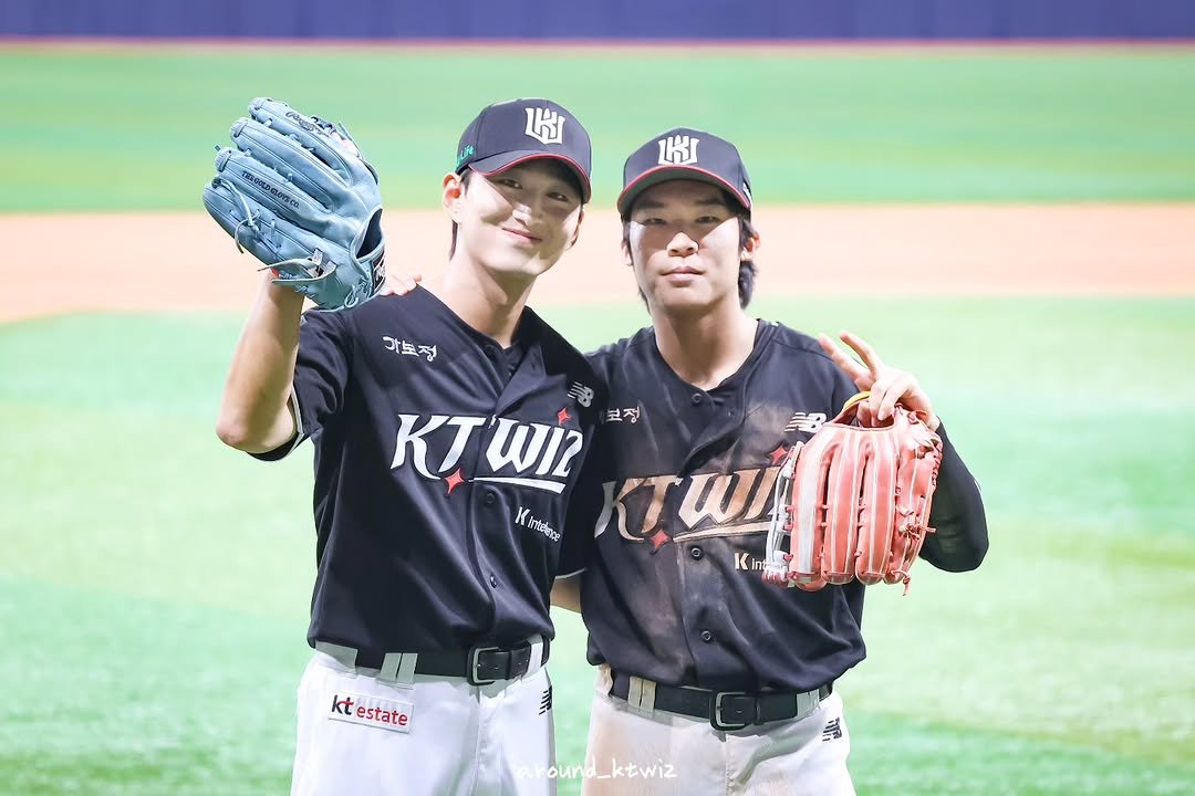 Photo by 어라운드 on October 01, 2025. May be an image of 2 people, people batting, pitcher, stadium and text.