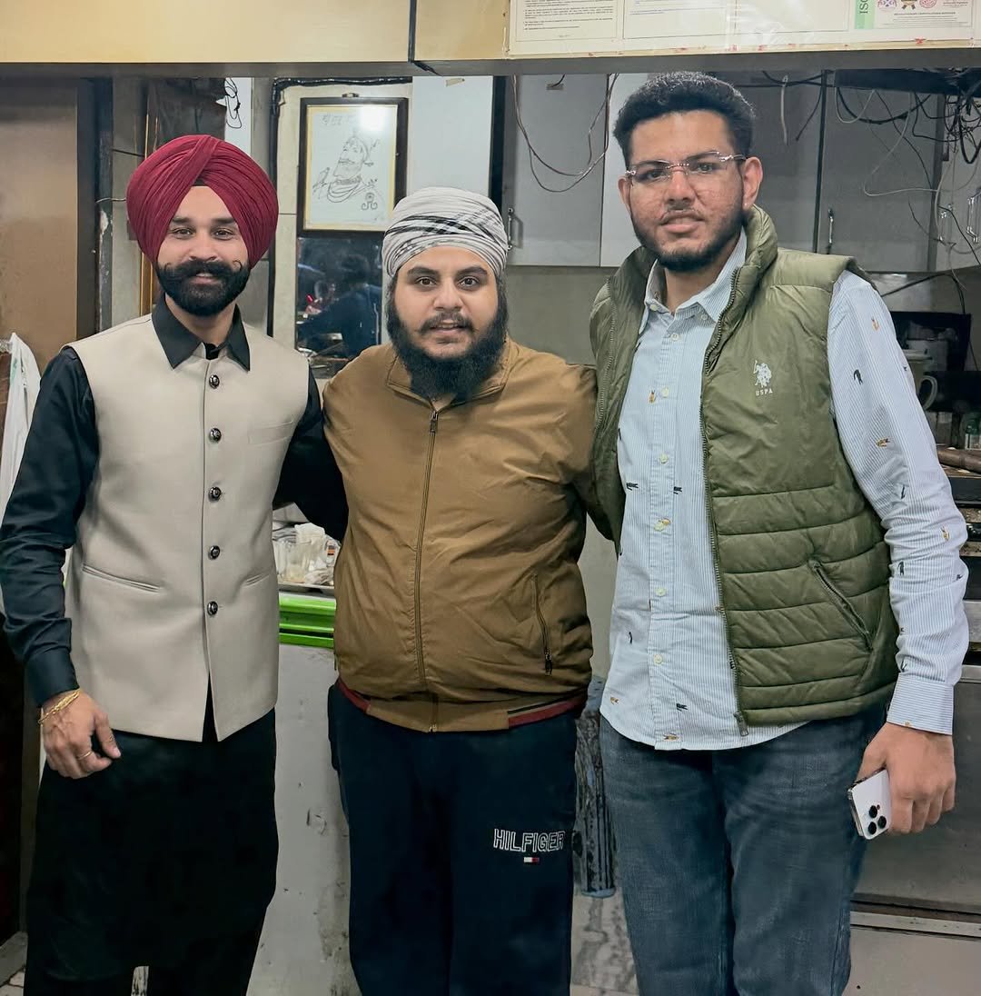 Photo by Daman Singh in Heera paneer wala food with @arpanrekhi, @inakulofficial_, @oldskoolrasoi, and @oldskool_bar. May be an image of one or more people, beard, people standing, turban and text.
