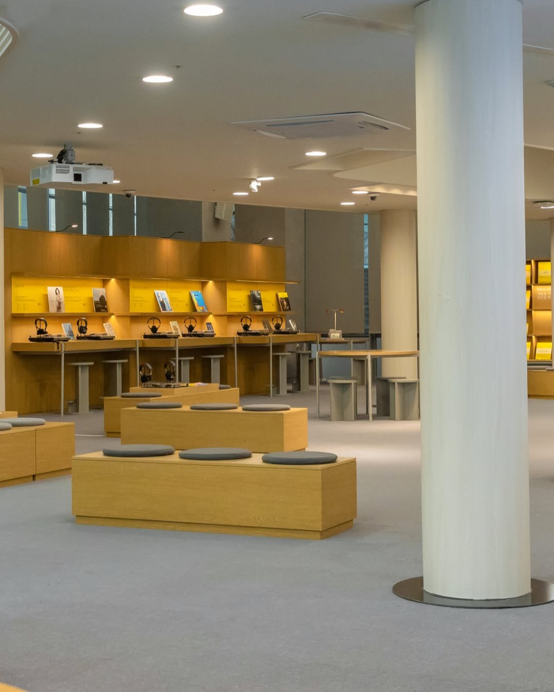 Photo by 서울문화예술교육센터 용산 on April 01, 2026. May be an image of lighting, display case and text.