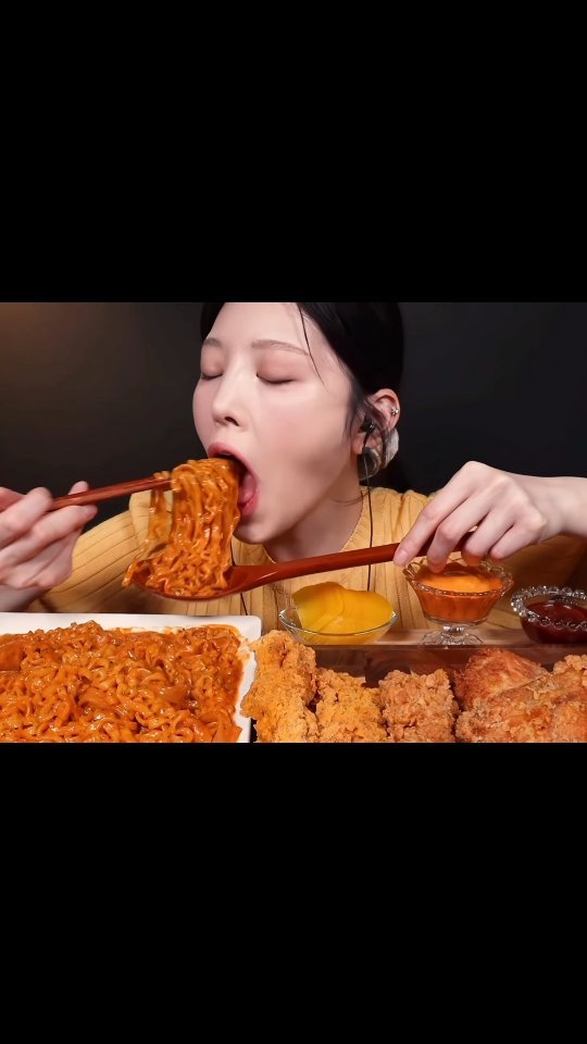 asianbigbites 게시물 이미지: Korean ramen with fried chicken