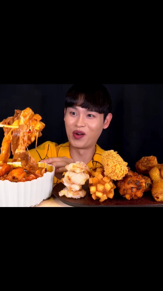 asianbigbites 게시물 이미지: Korean crispy corndog with cheese sauce 🤤