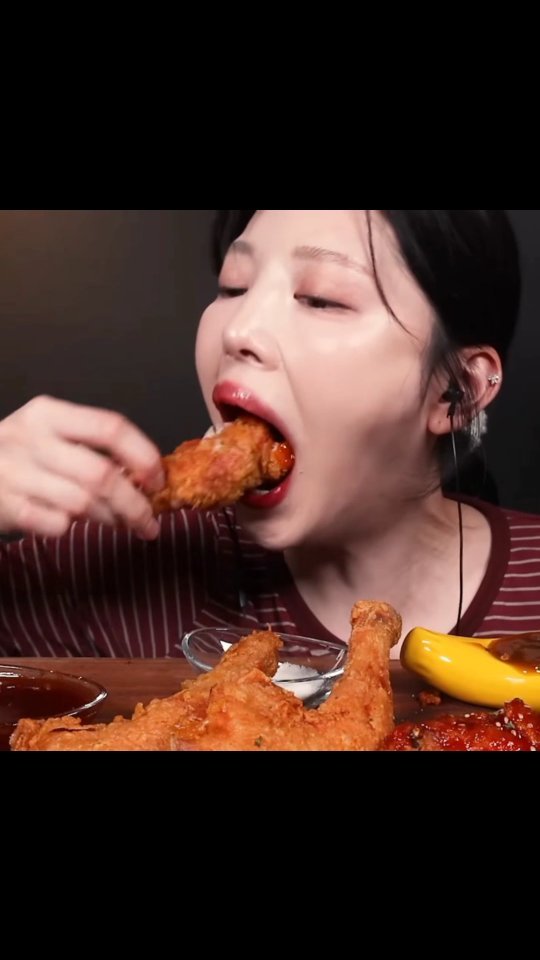 asianbigbites 게시물 이미지: Fried chicken leg with sauce