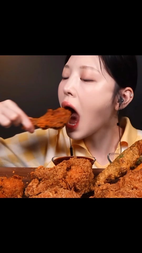 asianbigbites 게시물 이미지: Fried chicken leg in one go
#mukbangvideo...