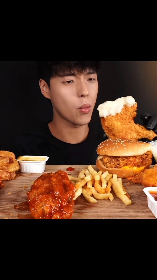 asianbigbites 게시물 이미지: Fried chicken leg 
#asmr #foodporn #mukbang...