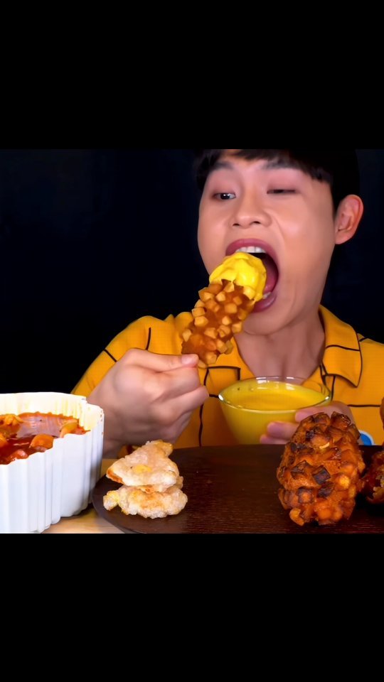 asianbigbites 게시물 이미지: Fried corn dog with cheese sauce 
#asmr...