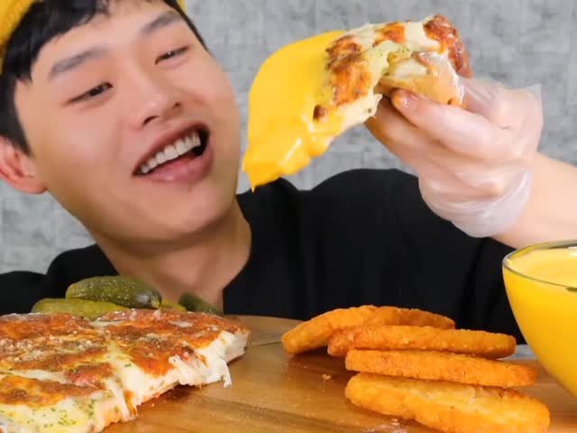 asianbigbites 게시물 이미지: Cheese filled pizza with cheese sauce 😋 
#asmr...