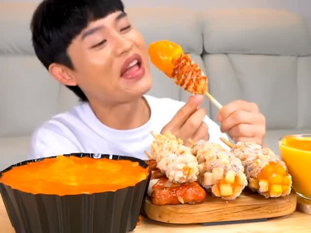 asianbigbites 게시물 이미지: Korean corndog with cheese sauce 
#asmr...