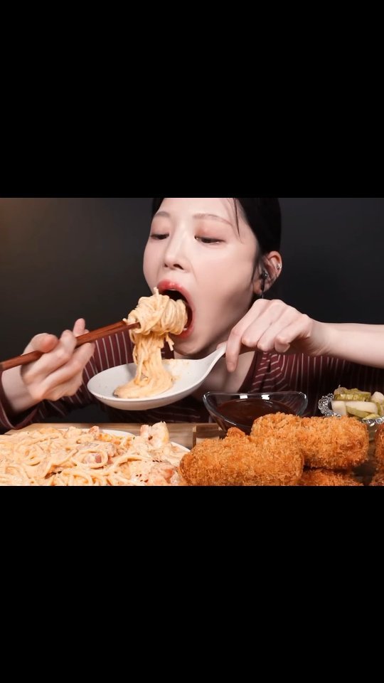 asianbigbites 게시물 이미지: Fried cheese steak with speghetti 
#asmr...
