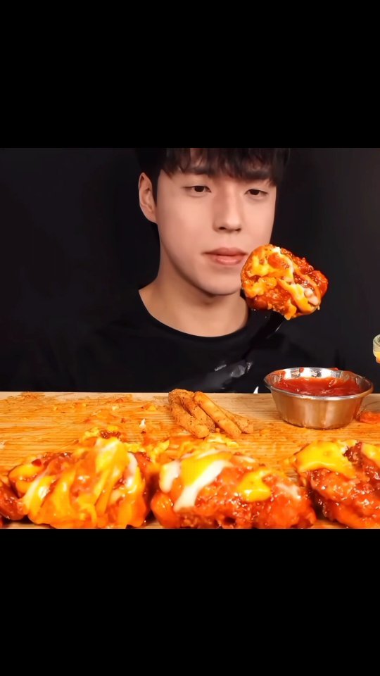 asianbigbites 게시물 이미지: Fried chicken with cheese sauce 
#asmr...