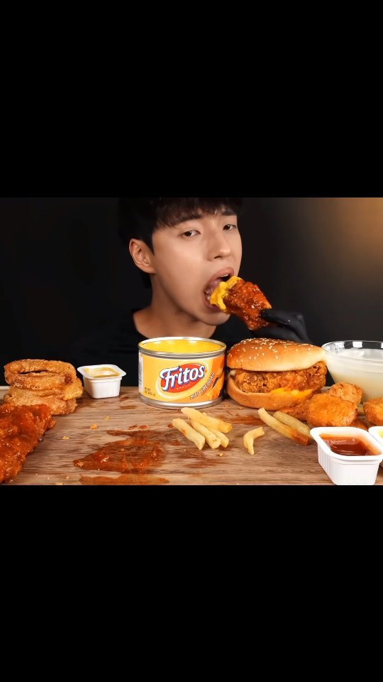 asianbigbites 게시물 이미지: Korean fried chicken with cheese sauce 🤤...