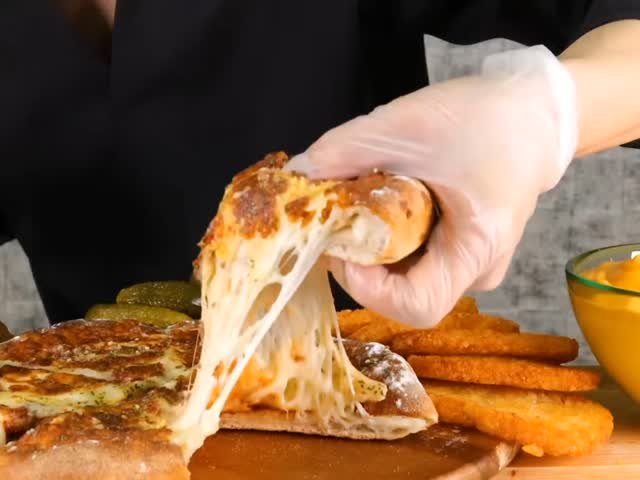 asianbigbites 게시물 이미지: Cheese filled pizza with cheese sauce 🤤