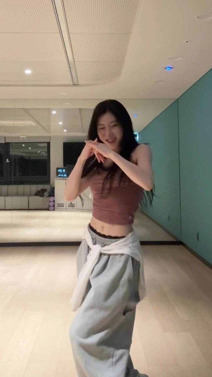 asiansoul_jyp 게시물 이미지: 아~ 왜 이렇게 몸이 근질근질거리지?^^

#ITZY #thatsanono...