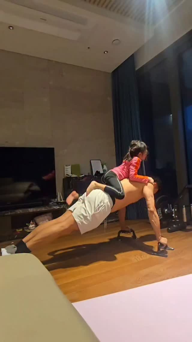 asiansoul_jyp 게시물 이미지: #HappyNewYear
작년 한 해 저와 우리 가수들 응원해주시고 사랑해주신...