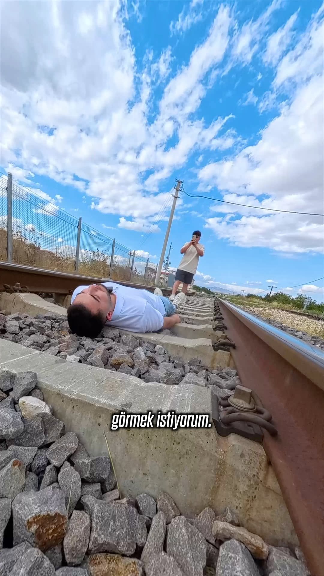 asitmen 게시물 이미지: Tren Rayından Geçerken Yere Yatmak Seni...