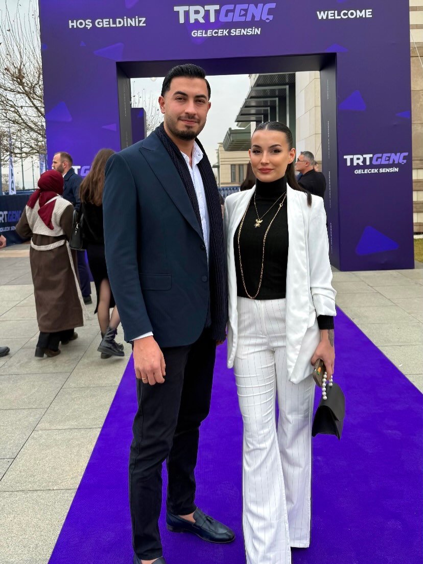 Photo shared by Müge Hızlı🌸 on January 16, 2026 tagging @asitmen, and @trtgenc. May be an image of one or more people, people standing, dinner jacket, carpet, suit, blazer and text that says 'HOŞ OȘGELDİNİZ GELDİNİZ TRT TRTGENG GENG GELECEK SENSİN WELCOME TRT TRTGENC GENC GELECEK SENSİN 1'.