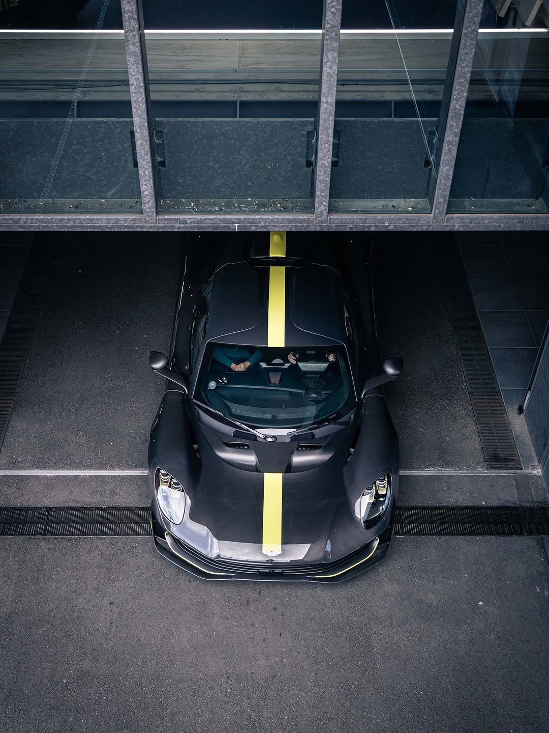 Photo shared by アストンマーティン ジャパン on April 27, 2026 tagging @astonmartin. May be an image of race car, wheel, roadster and text.