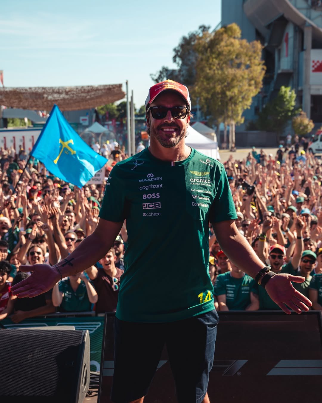astonmartinf1 게시물 이미지: Junto a los fans. 💚

#BarcelonaGP