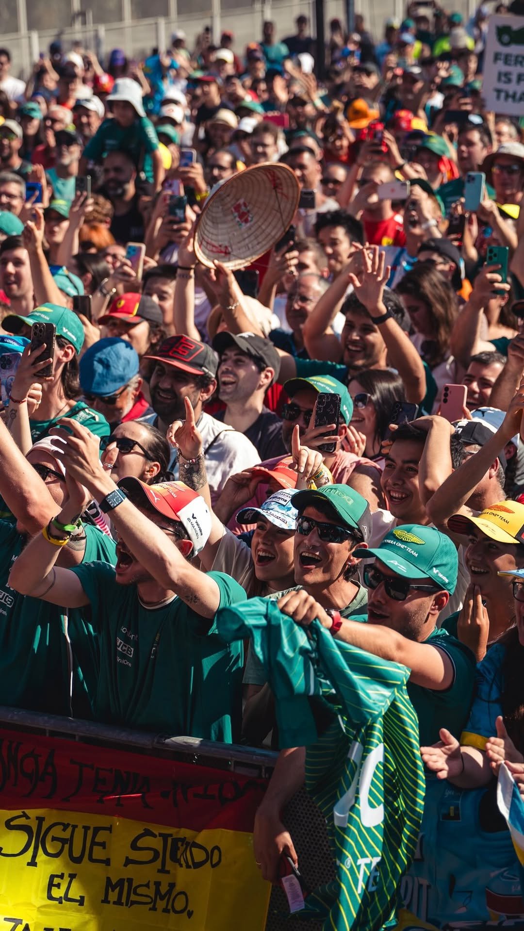 astonmartinf1 게시물 이미지: Home race energy. 

#BarcelonaGP
