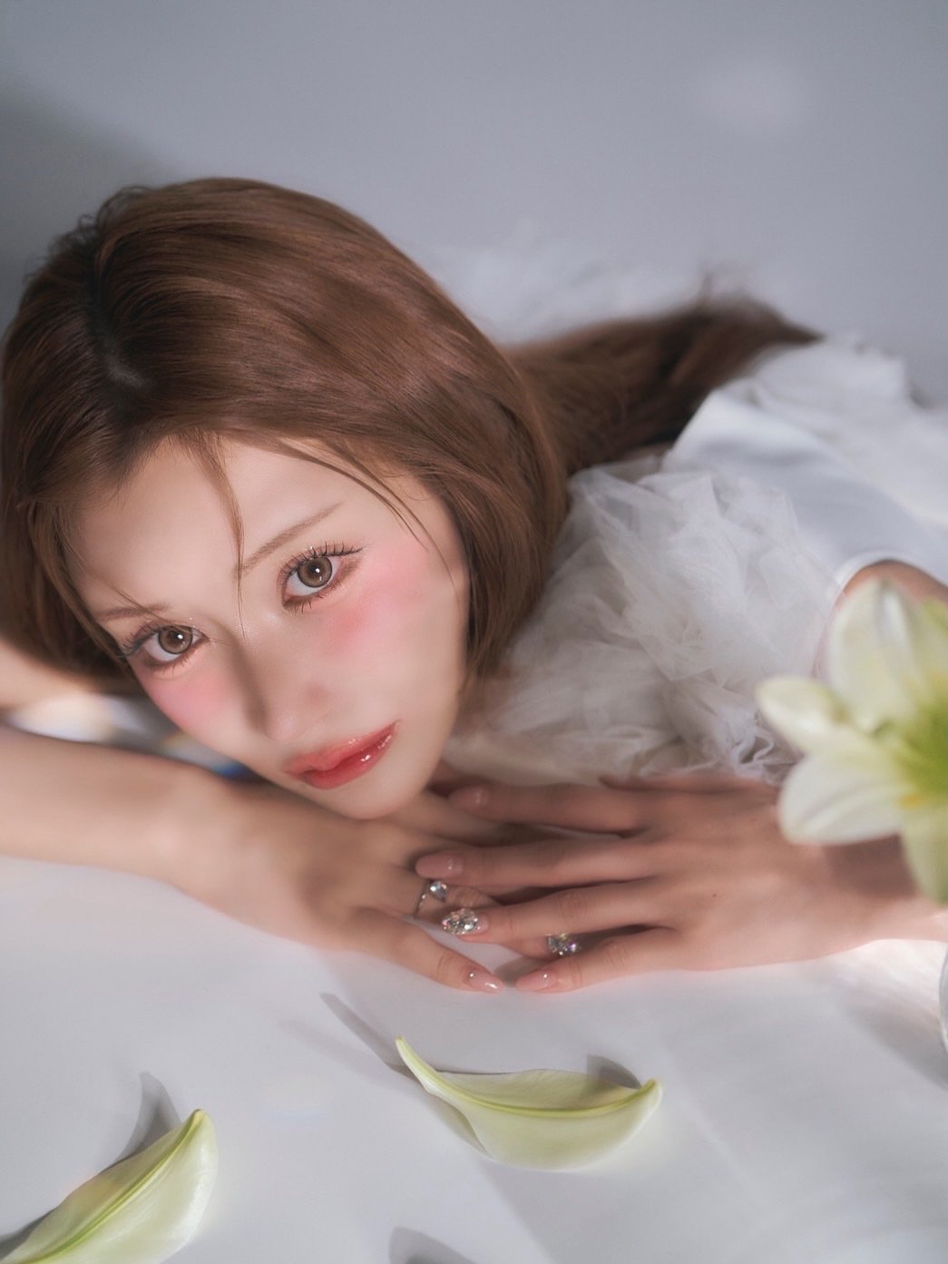 Photo by 明日花キララ on November 12, 2025. May be an image of white lily.