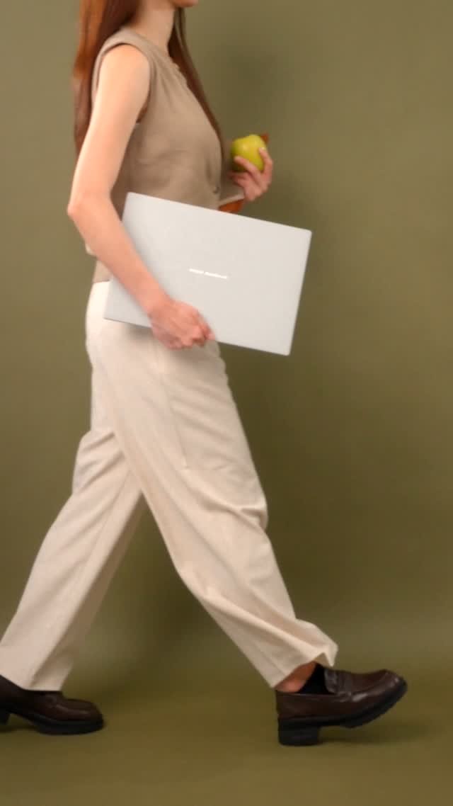 asus 게시물 이미지: When your hands are full, your laptop...