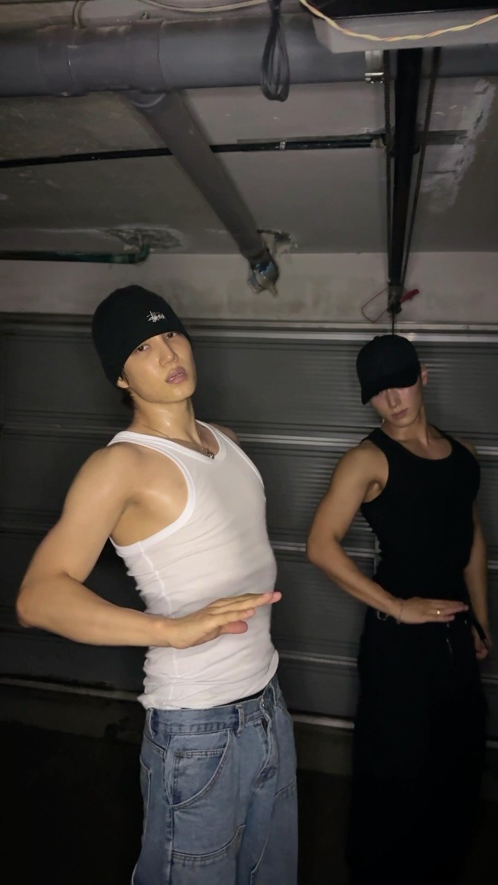 ateez_official_ 게시물 이미지: 👎 #BAD with 카이 선배님👍

#EXO @weareone.exo...