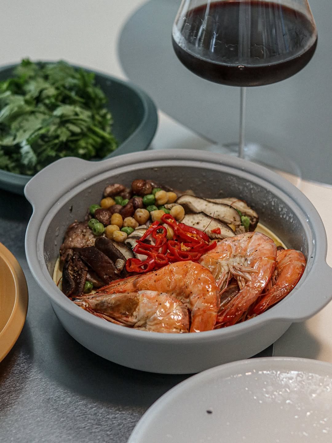 Photo shared by 니맘캠핑 on September 26, 2025 tagging @silipot_official. May be an image of noodles, prawn, bowl, chopsticks, shrimp and text.