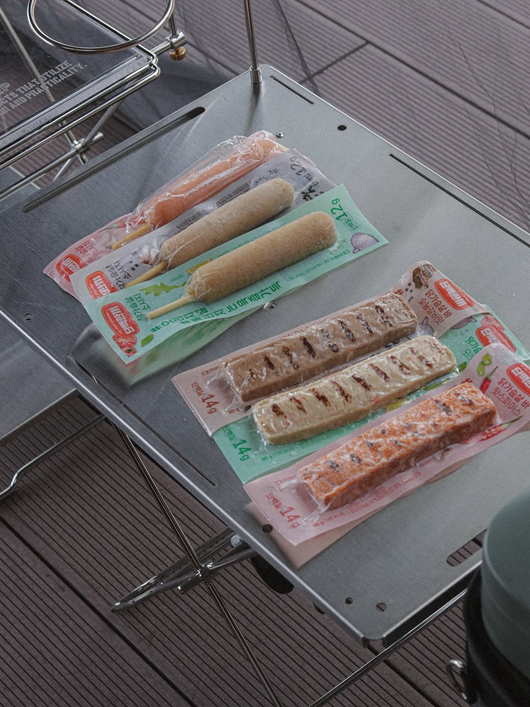 Photo shared by 니맘캠핑 on September 30, 2025 tagging @manikerfng_. May be an image of breadstick, salami, tongs, skewer and text.