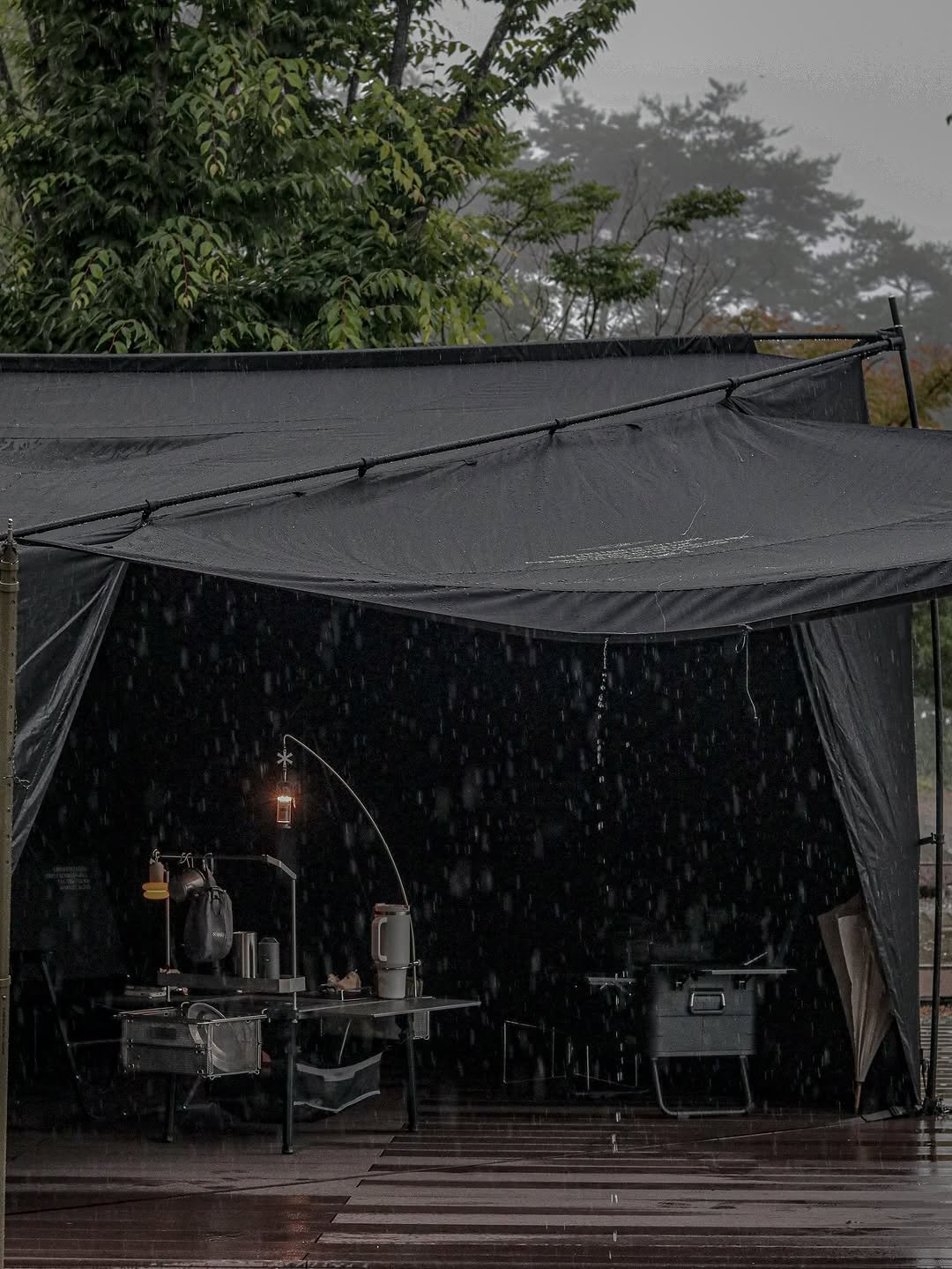 Photo shared by 니맘캠핑 on July 18, 2025 tagging @cargo_container. May be an image of umbrella and outdoors.