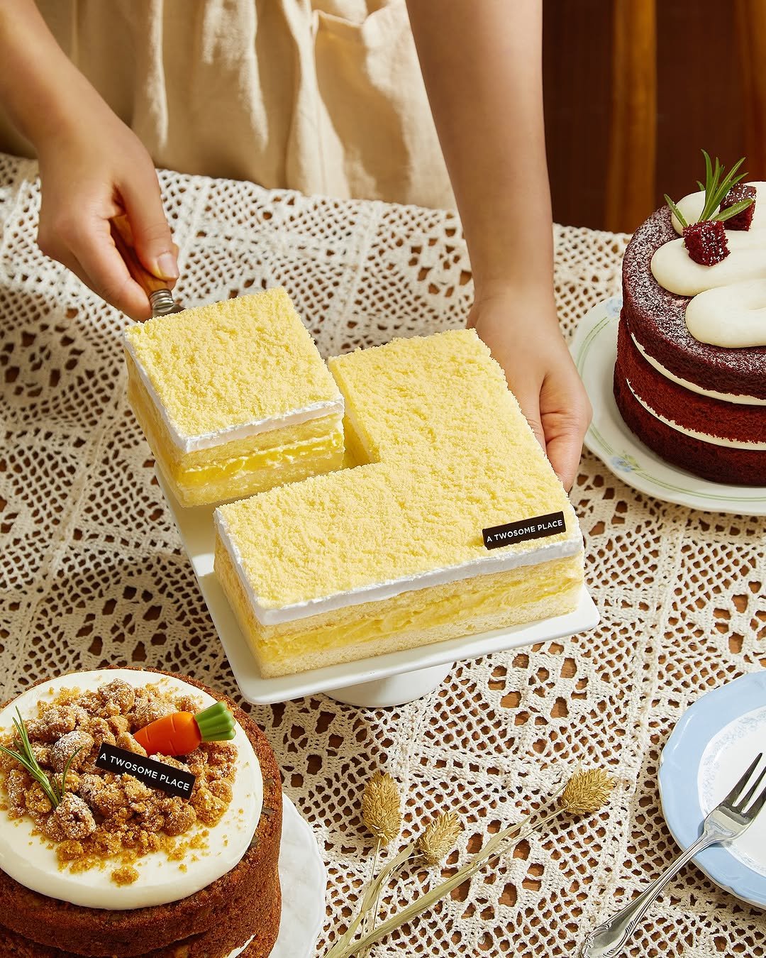 Photo by 투썸플레이스 on September 15, 2025. May be an image of chiffon cake, fruitcake and text that says 'TWOGOMRFLACE OSOHR FLACE TWOSOME ஜதம PLACĘ'.