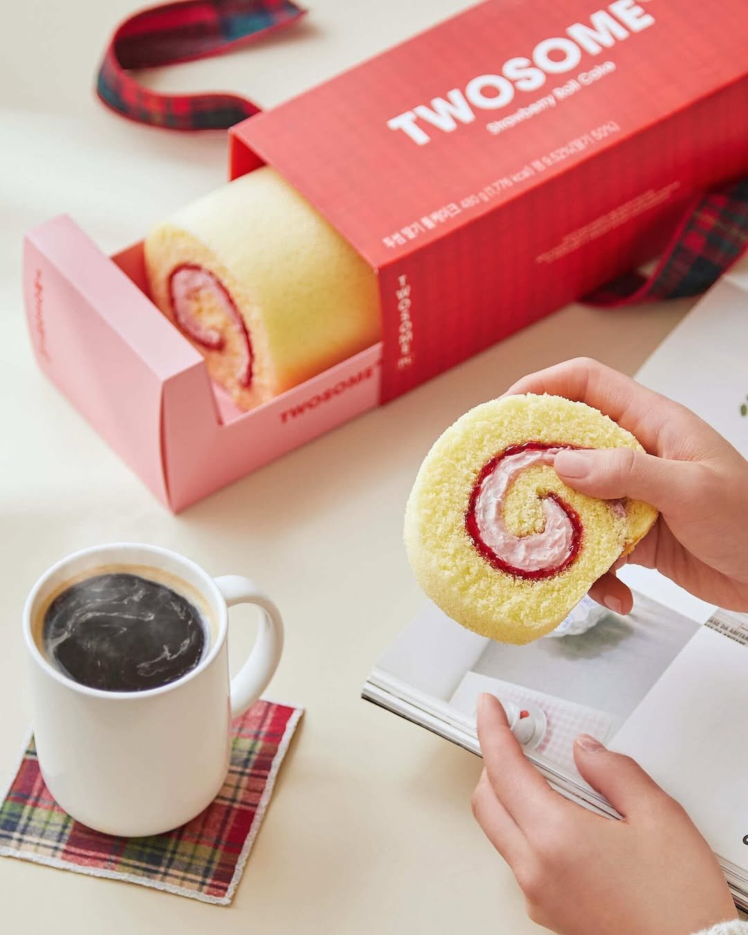 Photo by 투썸플레이스 on November 11, 2025. May be an image of cake and text.