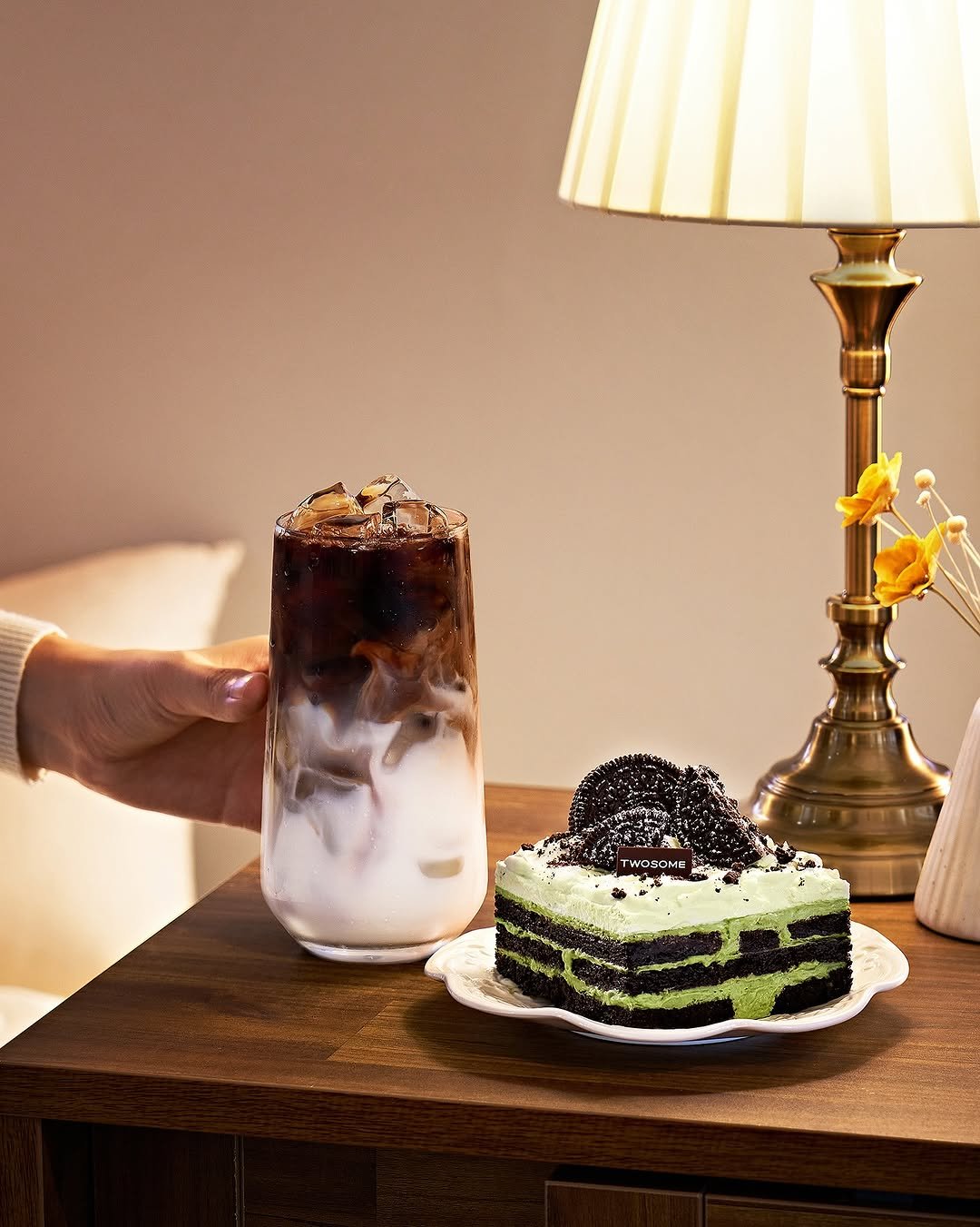 Photo by 투썸플레이스 on September 22, 2025. May be an image of chocolate cake, lamp shade and text.