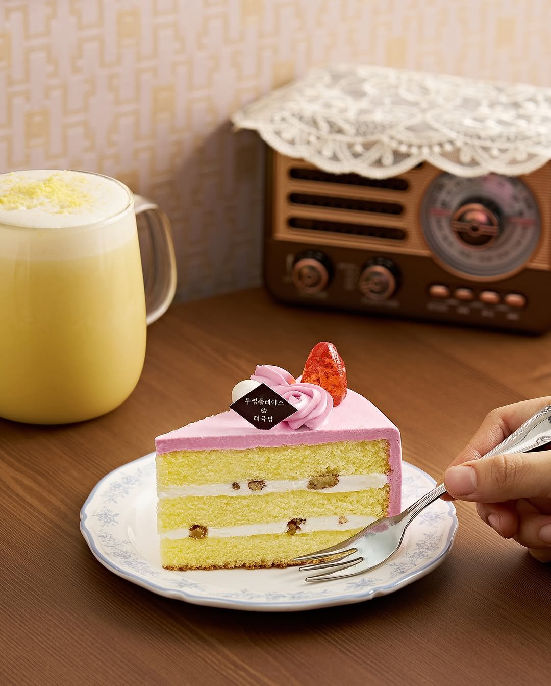 Photo by 투썸플레이스 on September 24, 2025. May be an image of chiffon cake, fruitcake and text.