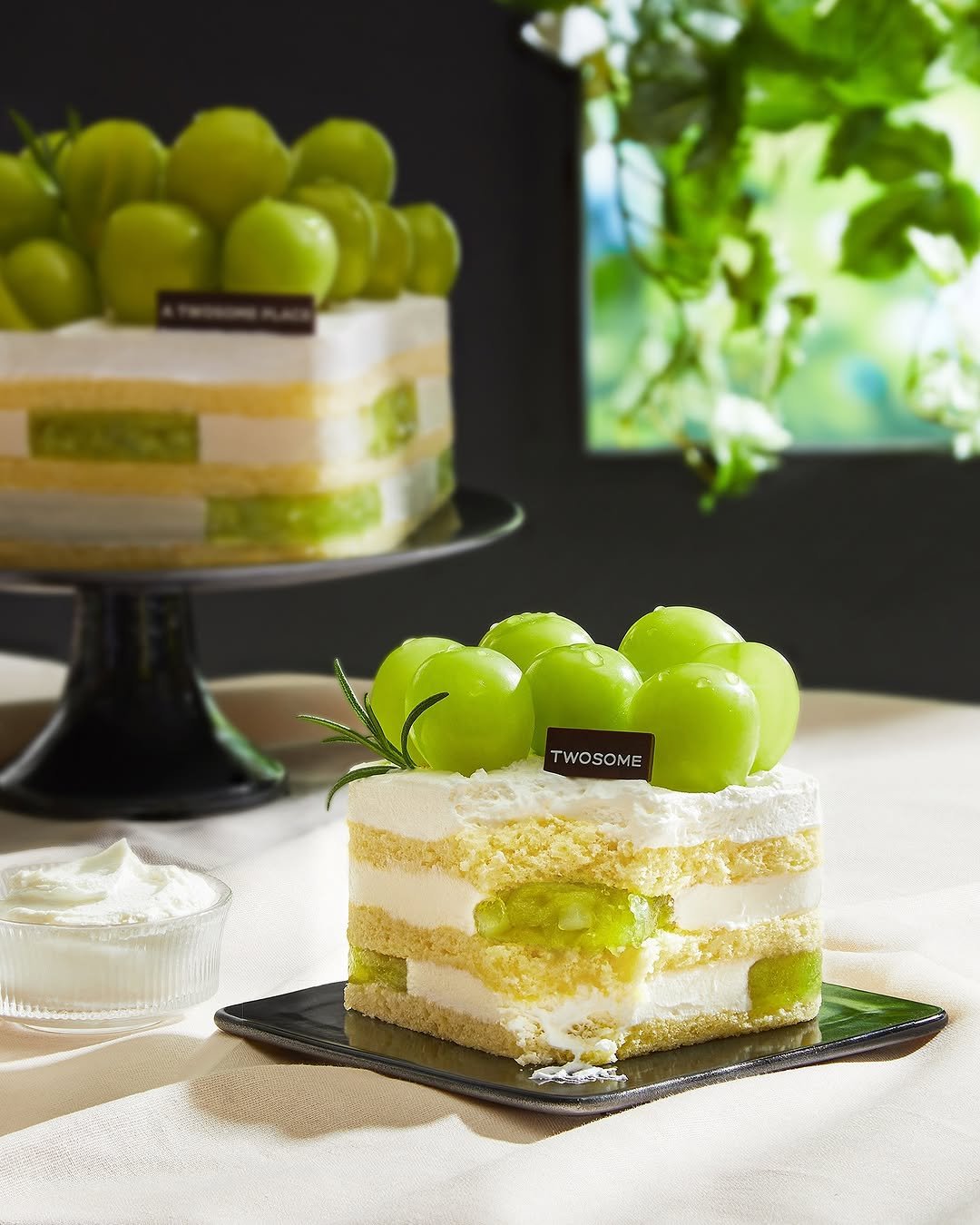 Photo by 투썸플레이스 on August 06, 2025. May be an image of chiffon cake, fruitcake and text that says 'TWOS TWOSOME SOME'.