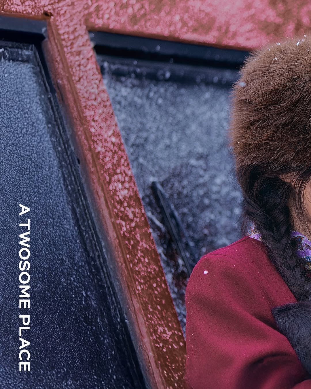 Photo by 투썸플레이스 on November 13, 2025. May be an image of duffle coat, windshield, poster, magazine, turtleneck, parka and text.