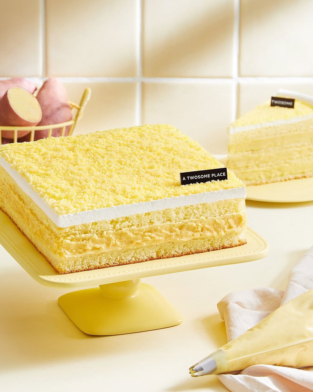Photo by 투썸플레이스 on August 13, 2025. May be an image of chiffon cake, pastry and text that says 'TWOROME ATWOSOMEPLACE A M TWOSOME PLACE'.