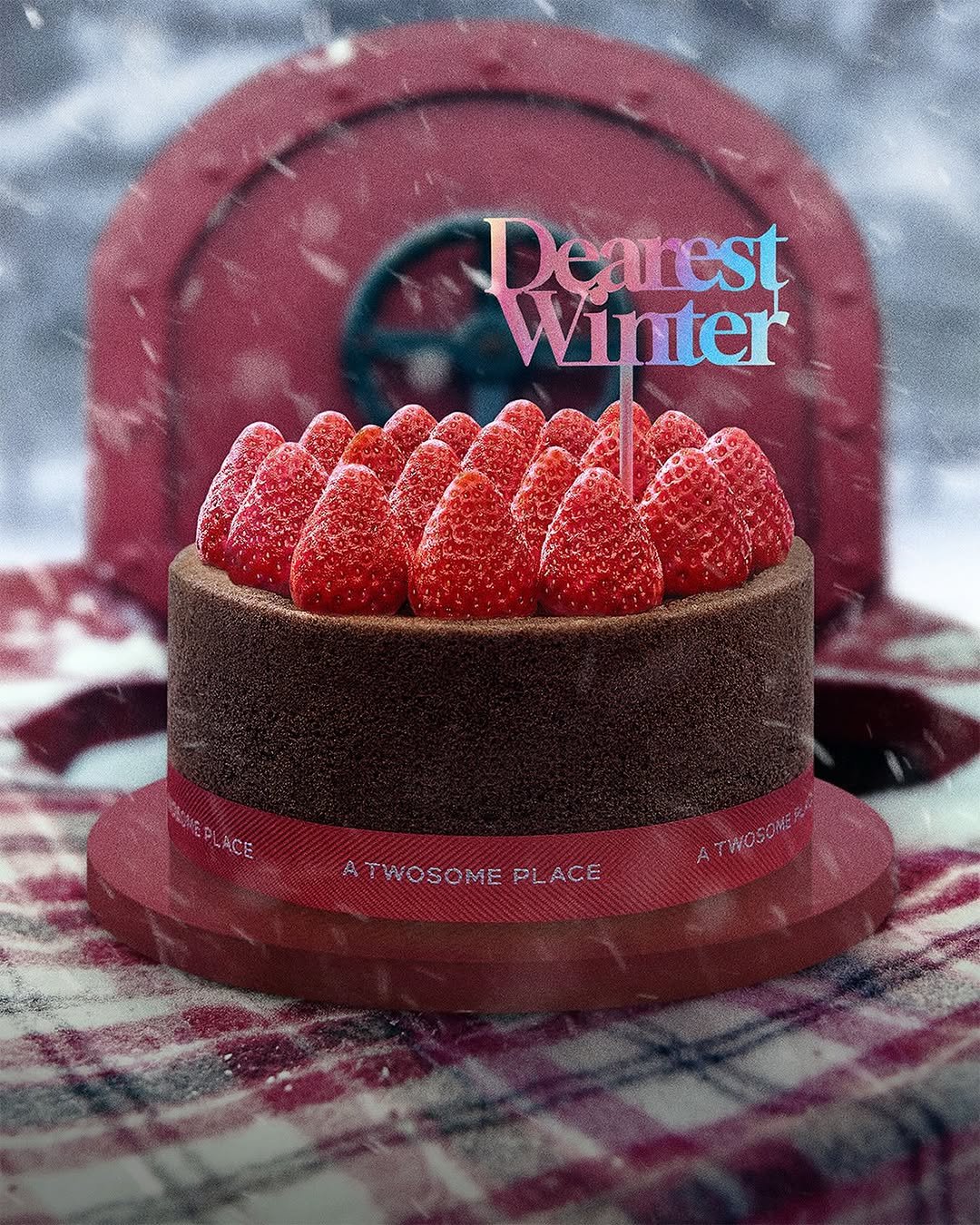 Photo by 투썸플레이스 on November 13, 2025. May be an image of strawberry, fruitcake, chocolate cake and text that says 'Deanest Winter LA TWOSOME PLACE ソたの'.