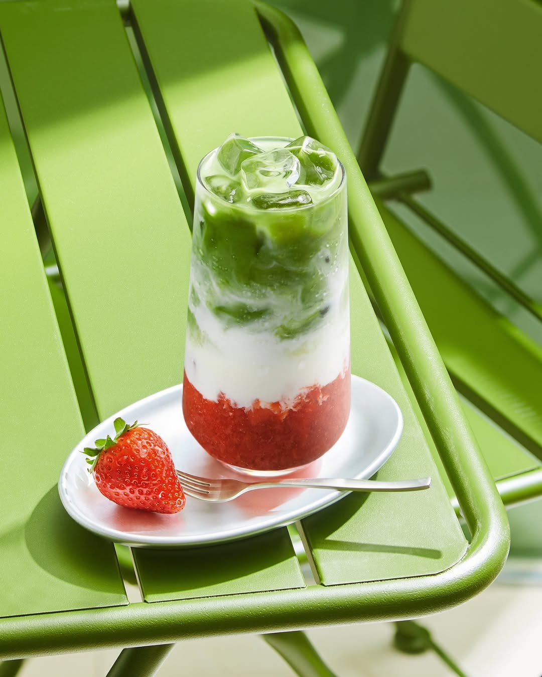 Photo by 투썸플레이스 on August 11, 2025. May be an image of dessert, strawberry, smoothie and text.
