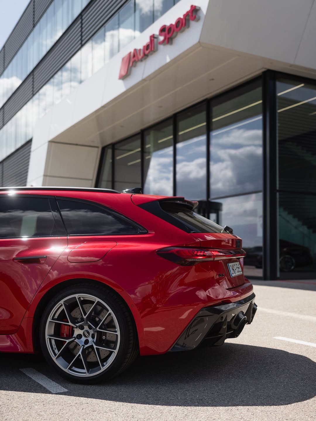 audisport 게시물 이미지: Beauty in red ❤️🔥
 
📸: @digitalemassarbeit /...
