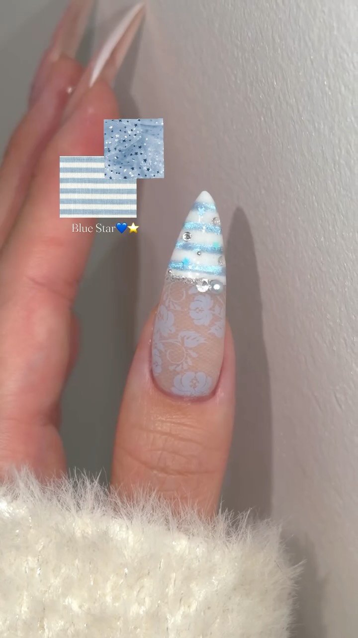aura_glitter 게시물 이미지: Blue Star💙💫
묘하게 끌리는 자석 스트라이프~ 🧲
블루벨 필름 색감 진짜...