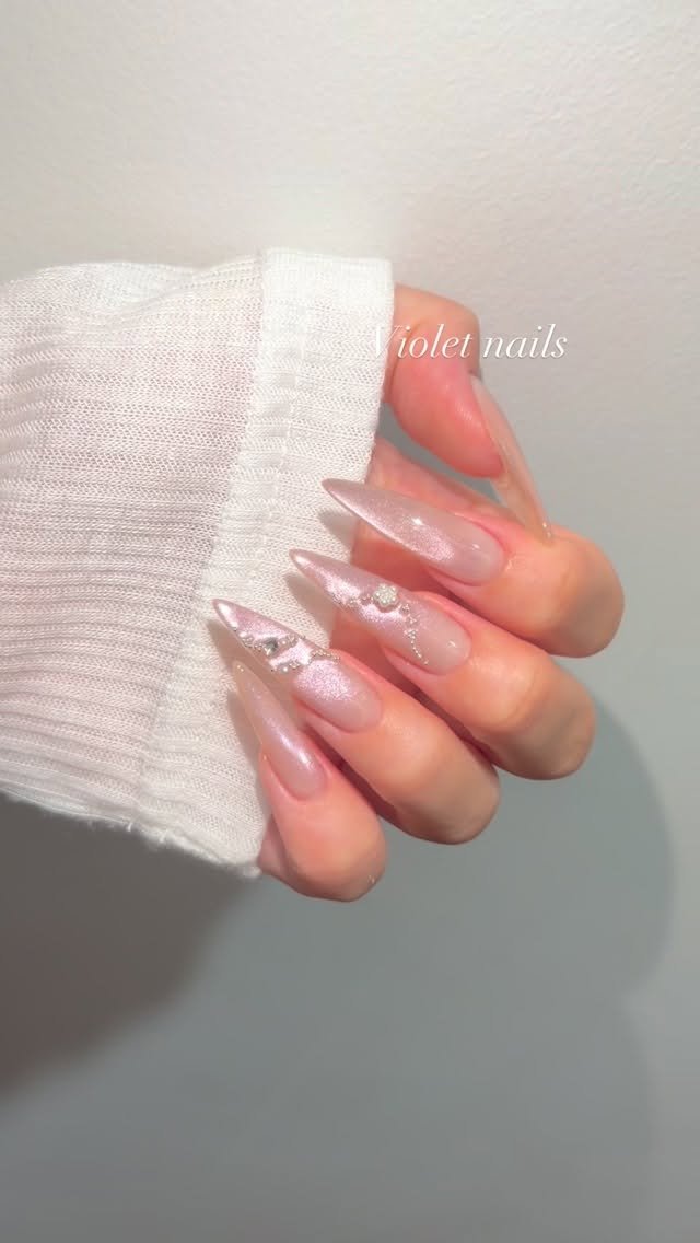 aura_glitter 게시물 이미지: Violet nails🫟
핑크에 바이올렛 살짝탄
차분한 핑크느낌!!!!! 깊이감...